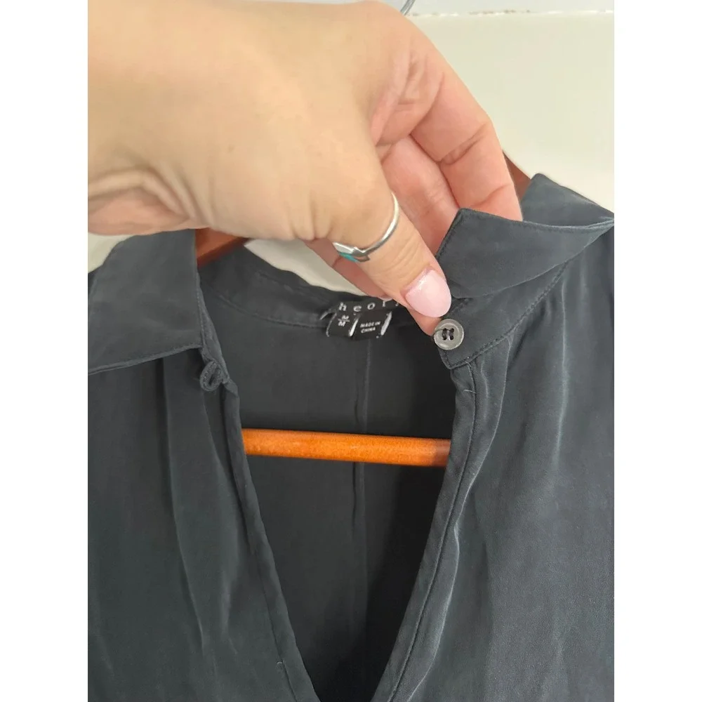 Theory Kenzly Sheen 2 Silk Blouse Womens M Black EUC Sleeveless V-Neck Collar - Picture 3 of 6